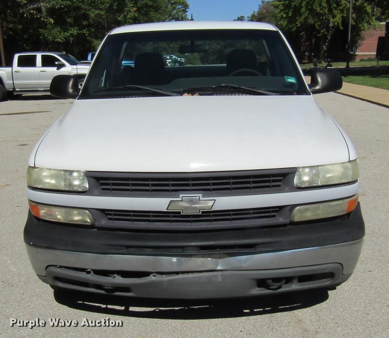 image for item DE4915 2001 Chevrolet Silverado 1500 pickup truck