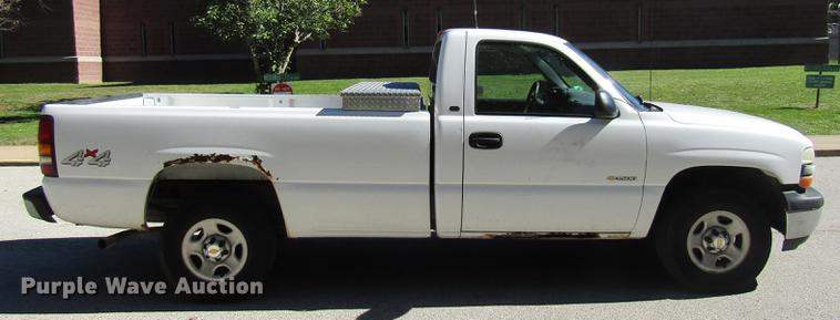 image for item DE4915 2001 Chevrolet Silverado 1500 pickup truck