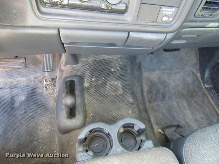 image for item DE4915 2001 Chevrolet Silverado 1500 pickup truck