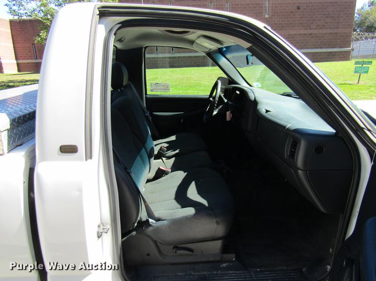 image for item DE4915 2001 Chevrolet Silverado 1500 pickup truck