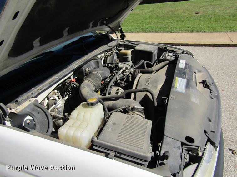 image for item DE4915 2001 Chevrolet Silverado 1500 pickup truck