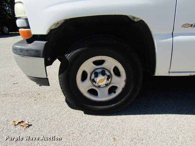 image for item DE4915 2001 Chevrolet Silverado 1500 pickup truck