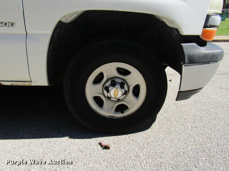 image for item DE4915 2001 Chevrolet Silverado 1500 pickup truck