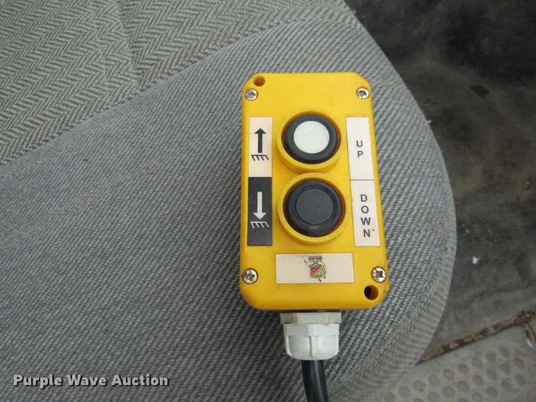 image for item DE5880 2000 Ford F450 Super Duty dump truck