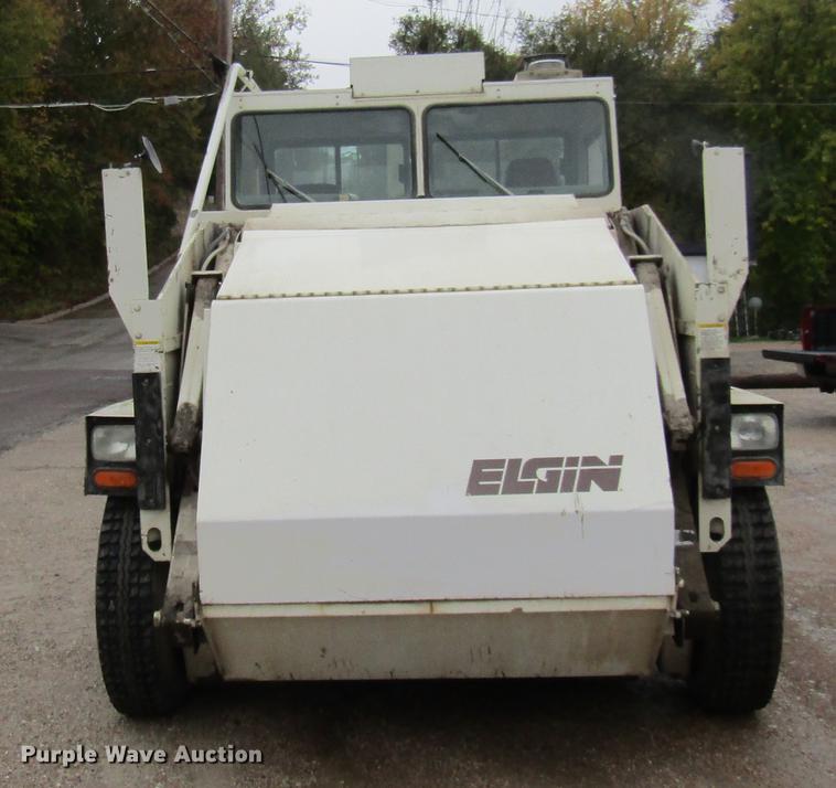 image for item DE5881 1995 Elgin Pelican sweeper