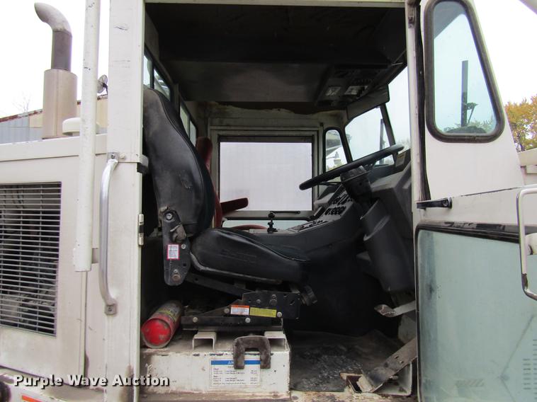 image for item DE5881 1995 Elgin Pelican sweeper