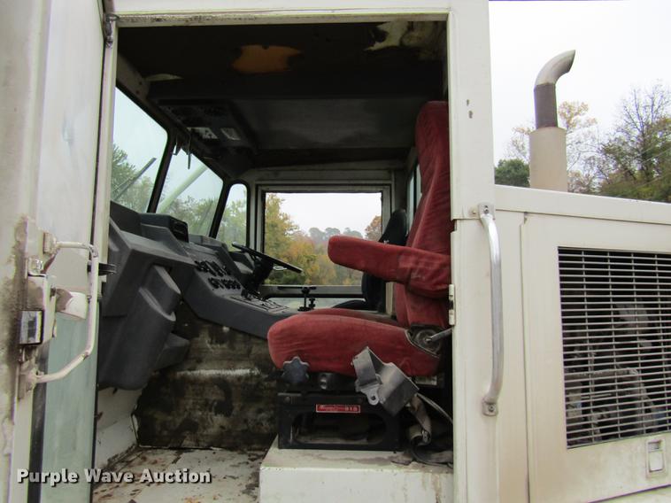 image for item DE5881 1995 Elgin Pelican sweeper