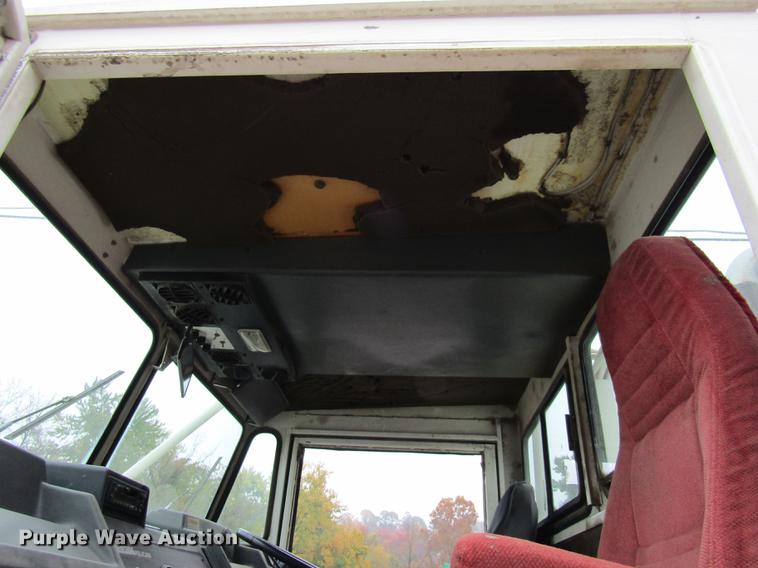 image for item DE5881 1995 Elgin Pelican sweeper