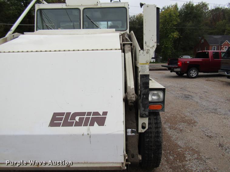 image for item DE5881 1995 Elgin Pelican sweeper