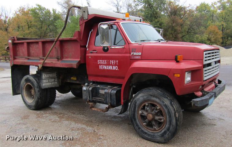 image for item DE5882 1990 Ford F800 dump truck