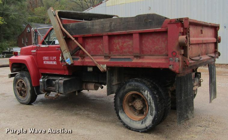 image for item DE5882 1990 Ford F800 dump truck