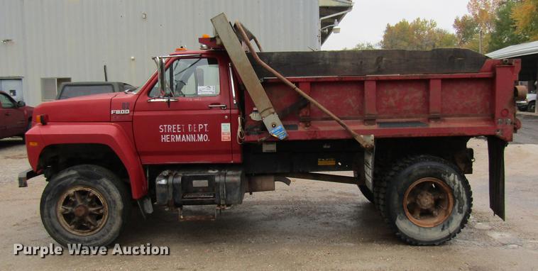 image for item DE5882 1990 Ford F800 dump truck