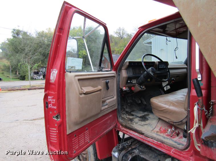 image for item DE5882 1990 Ford F800 dump truck