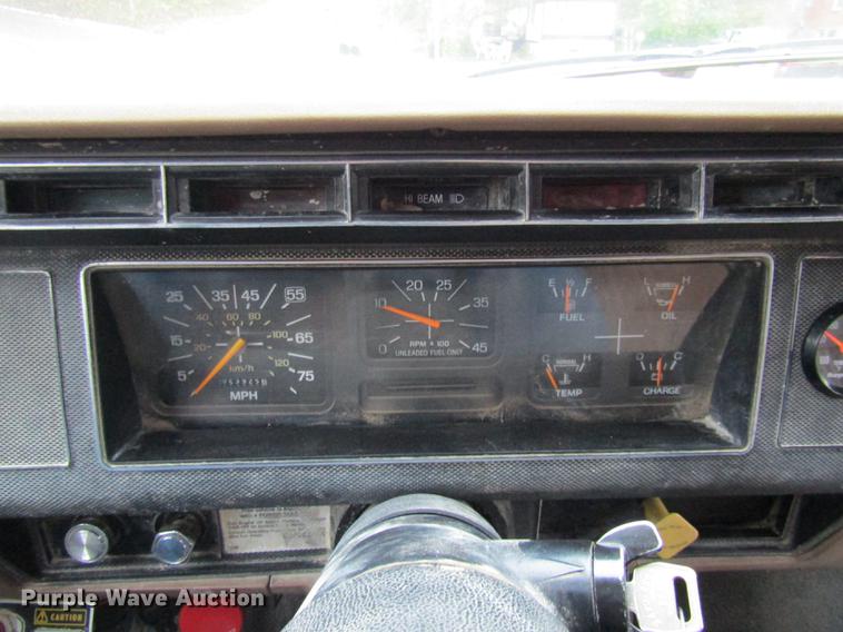 image for item DE5882 1990 Ford F800 dump truck