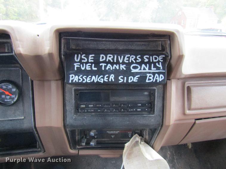 image for item DE5882 1990 Ford F800 dump truck