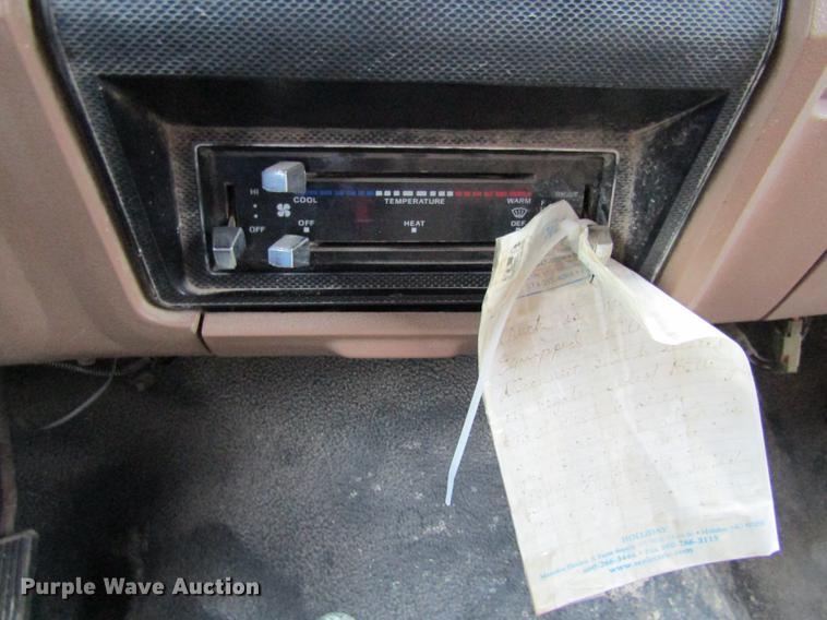 image for item DE5882 1990 Ford F800 dump truck