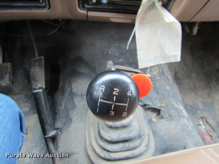 image for item DE5882 1990 Ford F800 dump truck