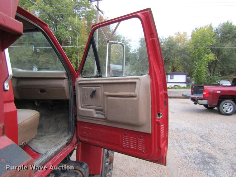 image for item DE5882 1990 Ford F800 dump truck