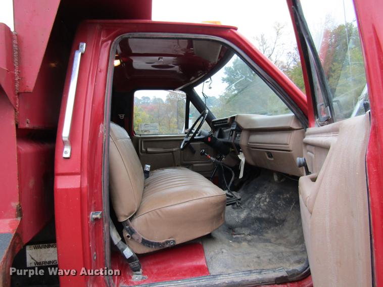 image for item DE5882 1990 Ford F800 dump truck