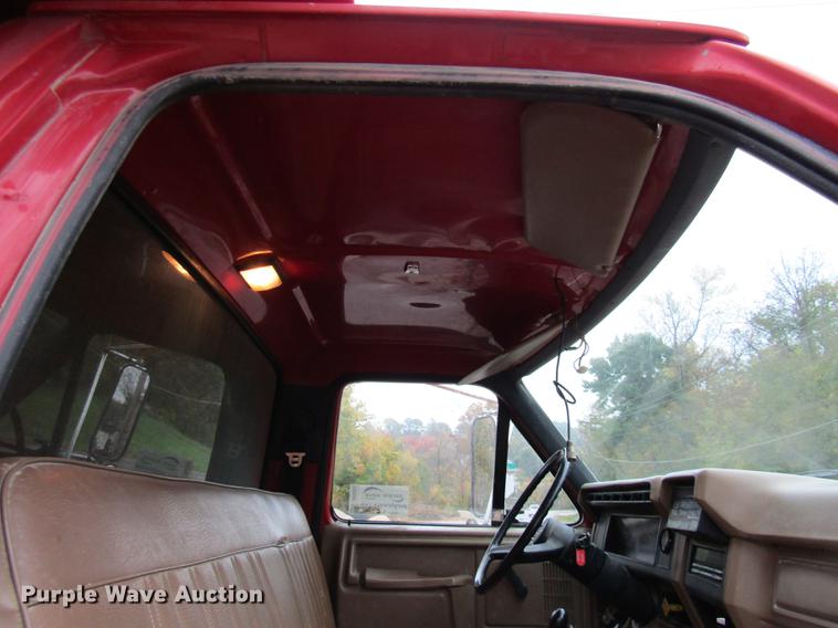 image for item DE5882 1990 Ford F800 dump truck