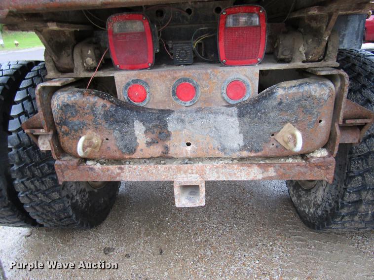 image for item DE5882 1990 Ford F800 dump truck