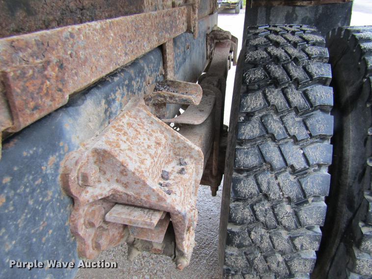 image for item DE5882 1990 Ford F800 dump truck