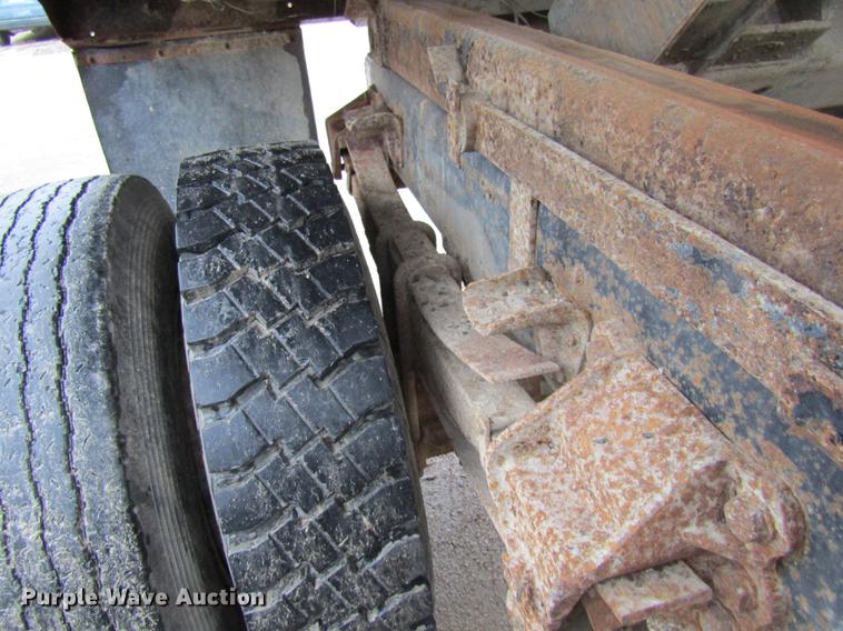 image for item DE5882 1990 Ford F800 dump truck