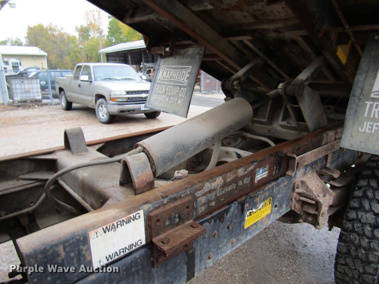 image for item DE5882 1990 Ford F800 dump truck
