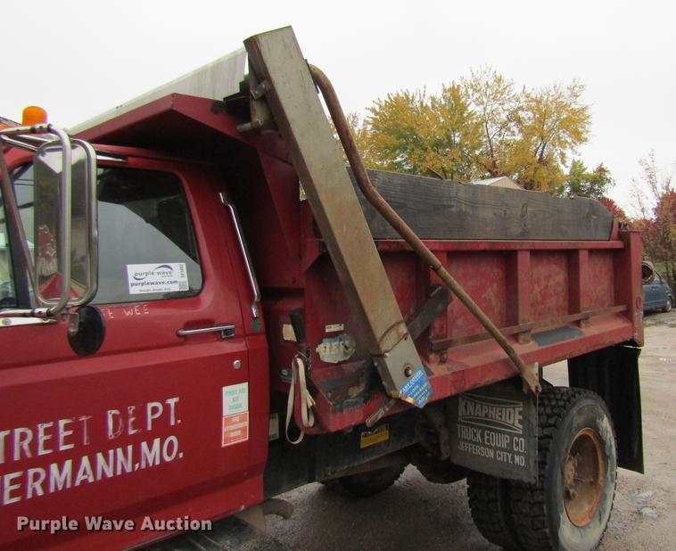 image for item DE5882 1990 Ford F800 dump truck