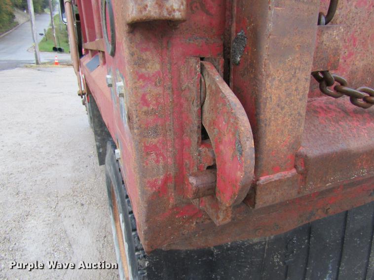 image for item DE5882 1990 Ford F800 dump truck