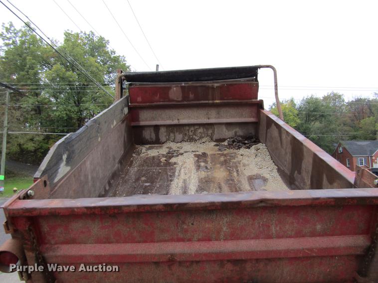 image for item DE5882 1990 Ford F800 dump truck