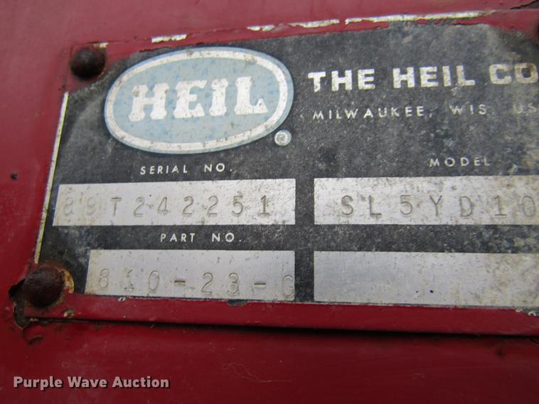 image for item DE5882 1990 Ford F800 dump truck