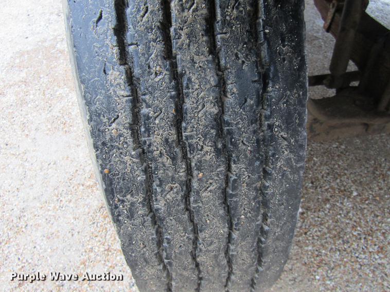 image for item DE5882 1990 Ford F800 dump truck