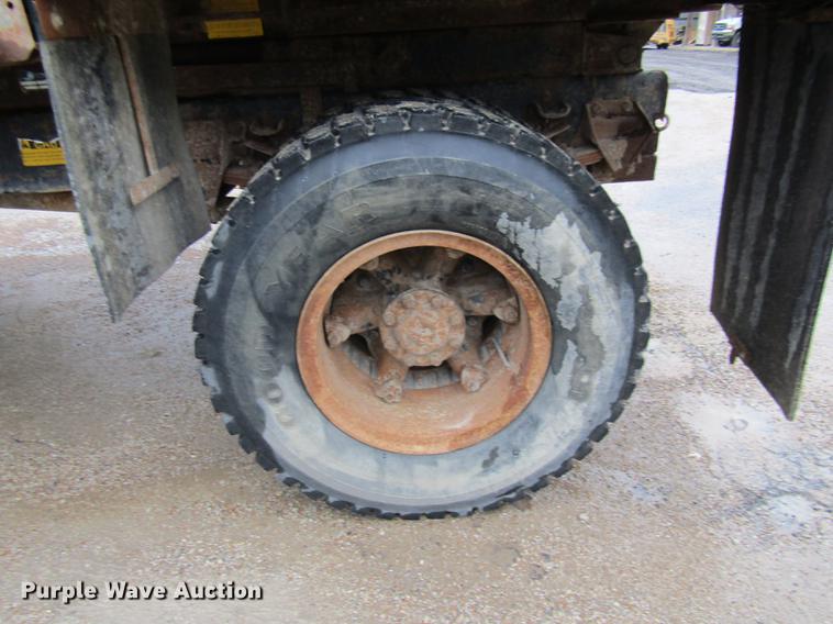 image for item DE5882 1990 Ford F800 dump truck