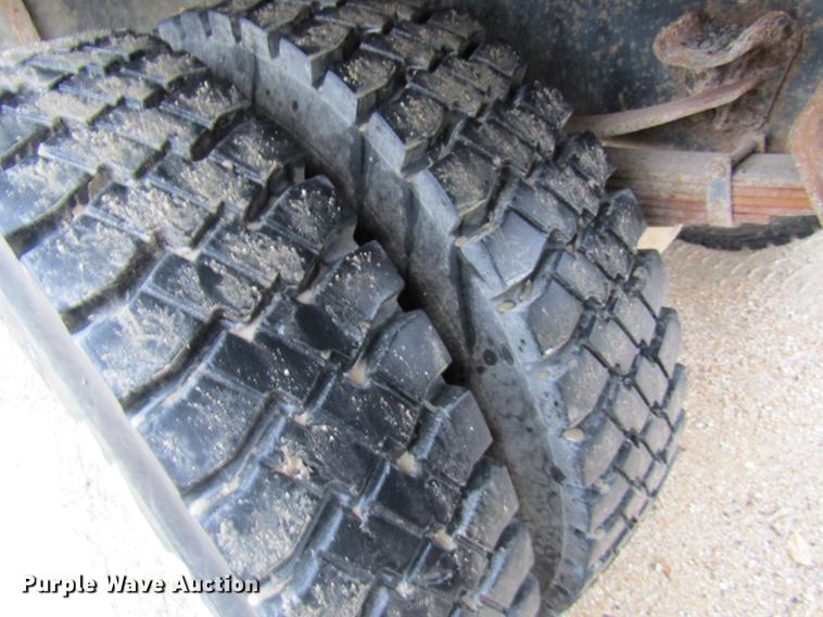 image for item DE5882 1990 Ford F800 dump truck