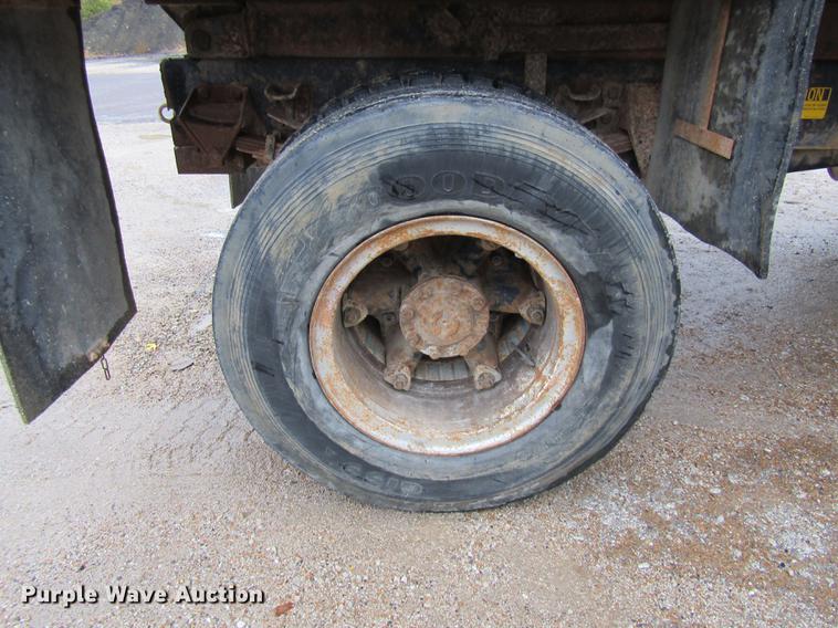 image for item DE5882 1990 Ford F800 dump truck