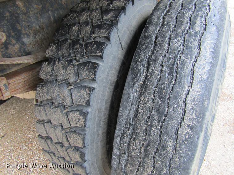 image for item DE5882 1990 Ford F800 dump truck