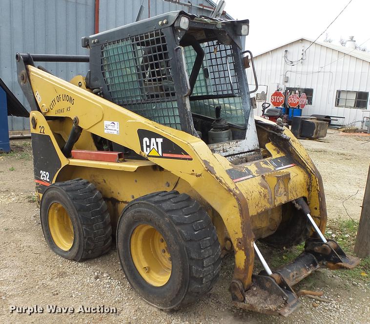 image for item DE7326 2001 Caterpillar 252 skid steer