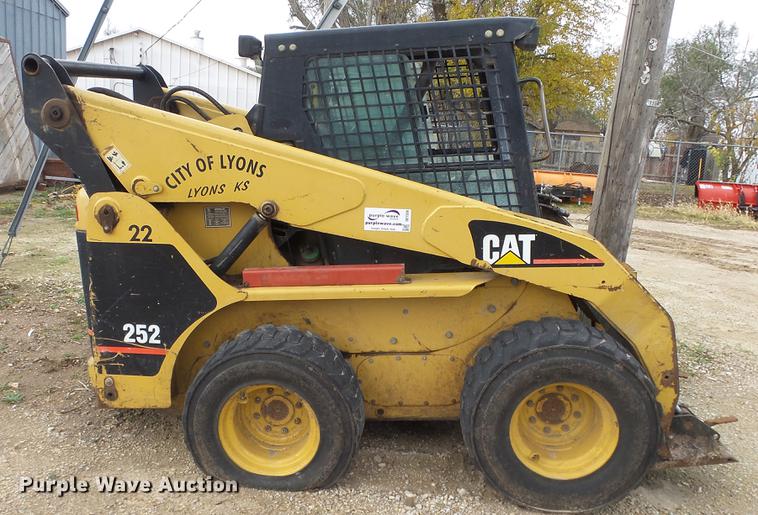 image for item DE7326 2001 Caterpillar 252 skid steer