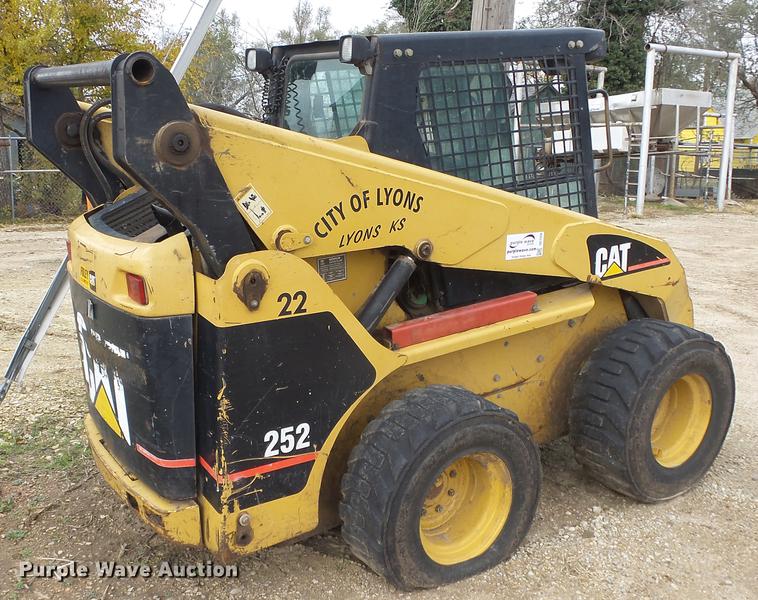 image for item DE7326 2001 Caterpillar 252 skid steer