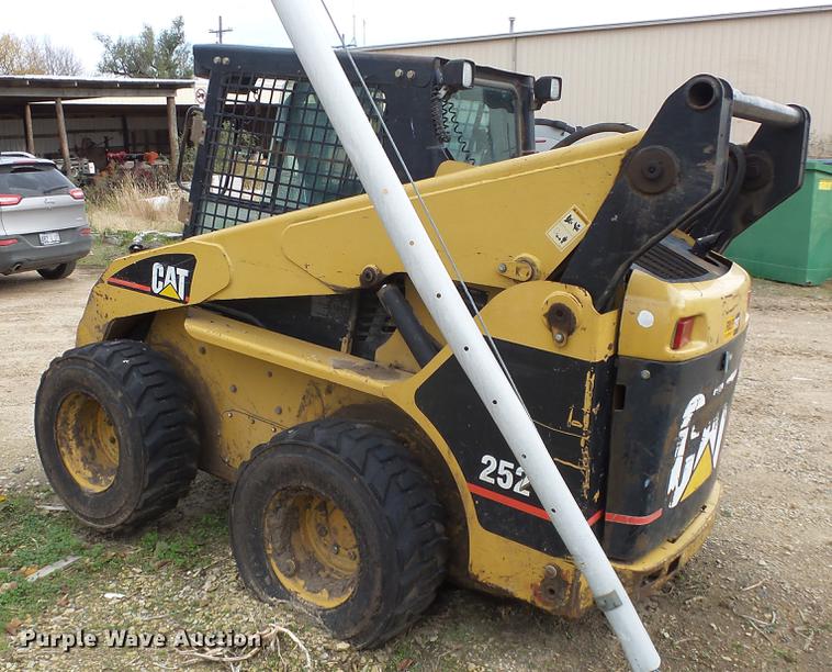 image for item DE7326 2001 Caterpillar 252 skid steer