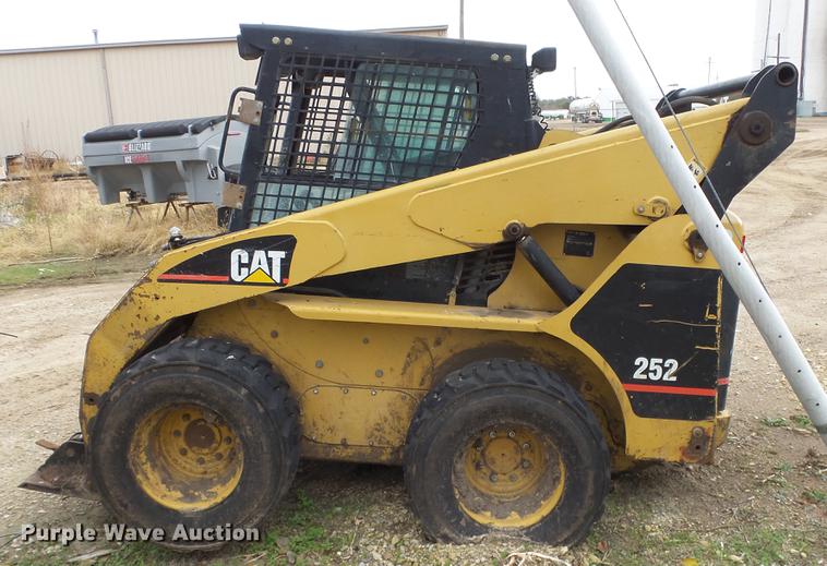 image for item DE7326 2001 Caterpillar 252 skid steer