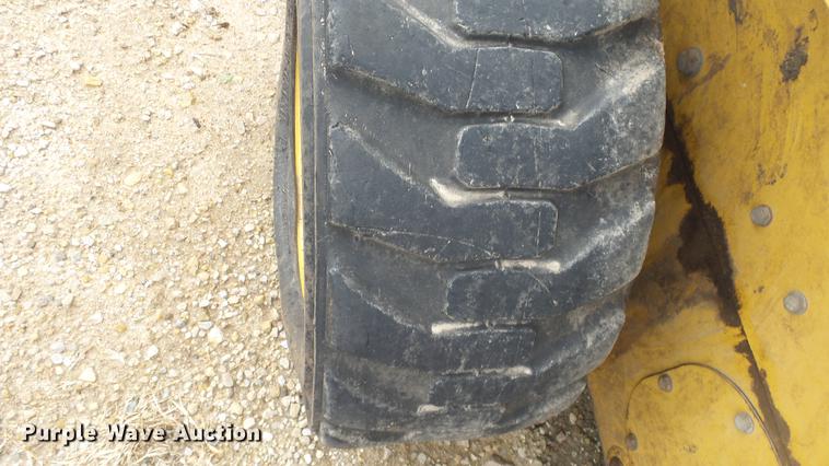 image for item DE7326 2001 Caterpillar 252 skid steer