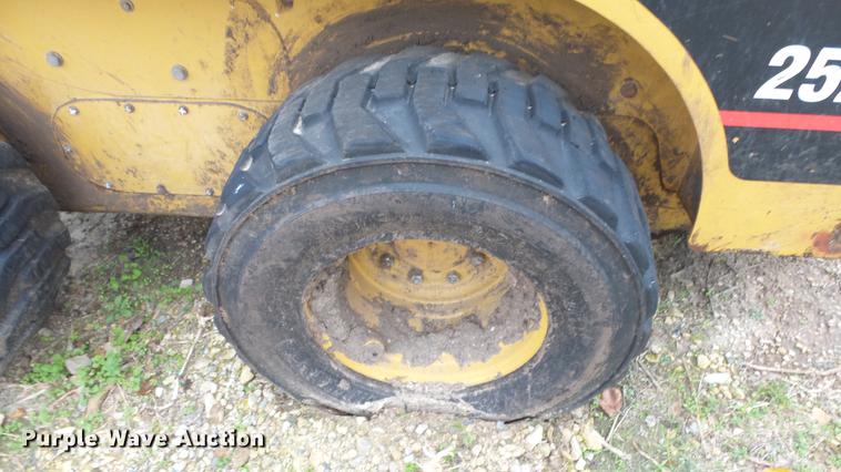 image for item DE7326 2001 Caterpillar 252 skid steer