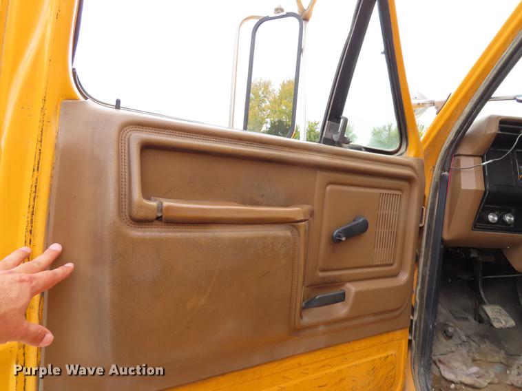 image for item DF1269 1988 Ford F700 bucket truck