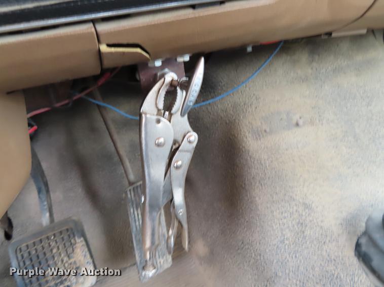 image for item DF1269 1988 Ford F700 bucket truck