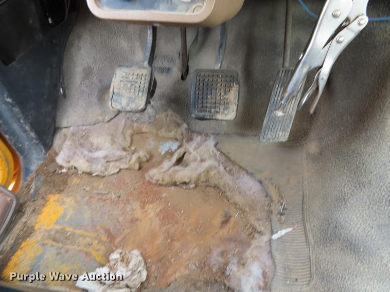 image for item DF1269 1988 Ford F700 bucket truck