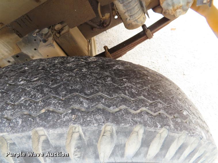 image for item DF1269 1988 Ford F700 bucket truck