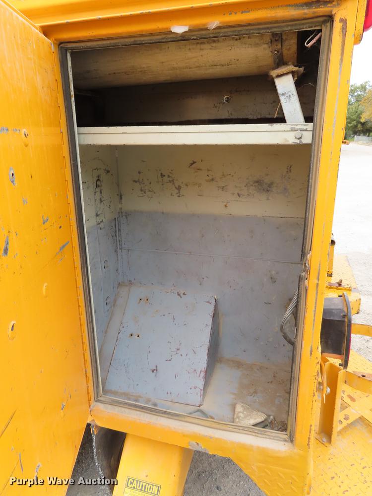 image for item DF1269 1988 Ford F700 bucket truck