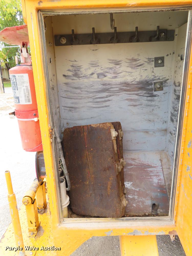 image for item DF1269 1988 Ford F700 bucket truck